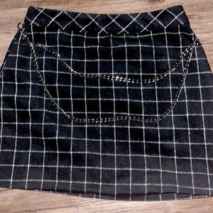 black plaid skirt with chain